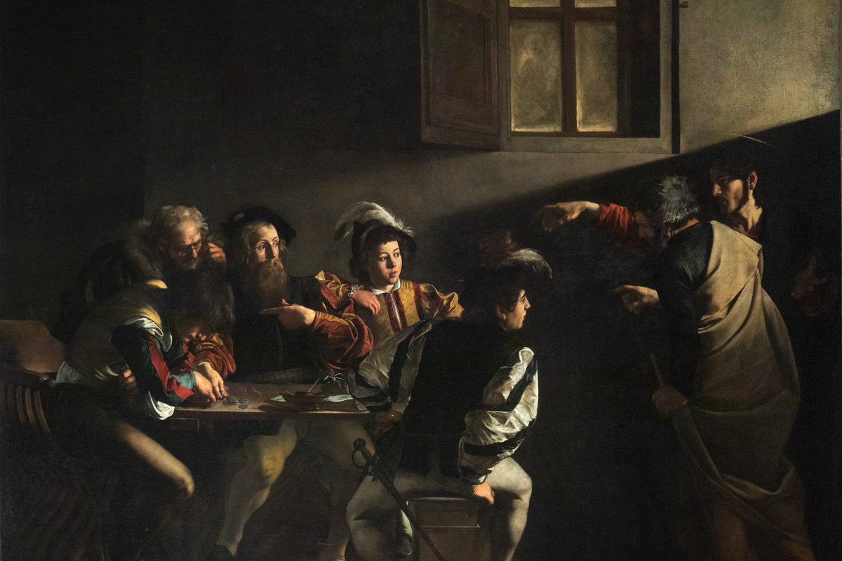 La mano alzata